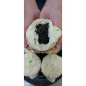 （赤竹饅頭），芝麻流沙包5入一袋,525g ±5%。下單請按5、10、15以此類推。單顆/$25