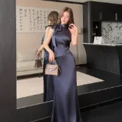 【軟糯女孩Girl】藍鳶尾緞面掛脖圓領無袖上衣 飄帶蝴蝶結背心 高腰包臀垂感半裙 魚尾裙 氣質女裝兩件套裝 名媛穿搭