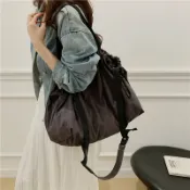喜挖2店 2026新款港風復古設計感抽繩單肩包褶皺慵懶風純色上班通勤托特包