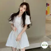 【桃子家女裝】立體浮雕法式洋裝  夏季V領收腰小個子洋裝 泡泡袖小心機 露背洋裝 白色洋裝 夏天洋裝 粉色洋裝 短袖洋裝