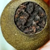 陳皮小青柑🍊，香純耐泡，裡面是90年代宮廷普洱茶，香氣四溢有濃郁的柑橘香與宮廷普洱茶的相互結合，一顆10公克左右，