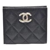 【CHANEL 香奈兒】經典迴紋針刻紋雙C LOGO菱格粒紋小牛皮印花內裡對折暗扣短夾(黑色)