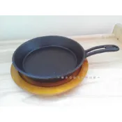 🌟現貨附發票🌟台製鑄鐵煎盤17cm 附原木圓鍋墊7吋 鑄鐵盤 生鐵鍋 平底鍋 熱鍋鬆餅 鑄鐵烤盤 牛排盤 牛排烤盤
