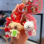 【𝑺𝒉𝒊𝒂 𝑯𝒂𝒐 夏好】現貨✨線條小狗發財吊飾 正版授權 事事如意抽籤桶鑰匙圈麻將發財吊飾掛飾掛件 包包吊飾包包掛飾