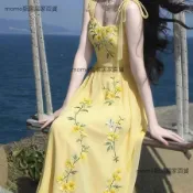 韓系女裝 奶油黃綁帶吊帶刺繡長洋裝 高腰收腰A字大擺 修身顯瘦 夏季新款 甜美度假風 海邊旅遊約會 百搭連身裙女款顯高款