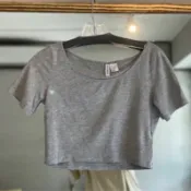 【H&M】淺灰短版合身素T Size S 🤍九成新