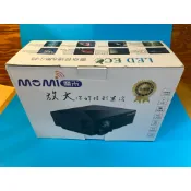 MOMI 魔米 X800 行動投影機。它是一款主打輕巧便攜、適用於居家辦公、旅遊露營的微型投影設備