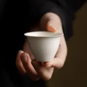 貝貝⭐杏白釉素色簡約陶瓷品茗杯 30ml悅心杯白瓷小茶杯德化薄胎防燙中式茶盞主人杯客杯聞香杯 茶道功夫茶具喝茶品茶⭐優選