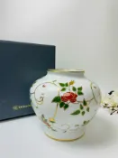 古瓷堂日本回流瓷器 日本大倉陶園富貴牡丹金卷草紋花瓶 手繪描金白瓷輕胎 黃梔子花紅綠釉彩 360度對稱藝術 日式典雅擺飾 花瓶收藏精品 日本回流瓷器