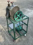 ---------缺貨---------商用營業用新款甘蔗榨汁機/甘蔗機/甘蔗汁機-牧草壓汁機 二手