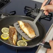 (店+)【inomata】煎魚專用 寬鍋鏟 【H300】 日本製 歐姆蛋鍋鏟 耐高溫 煎魚鏟 不沾鍋鏟 煎鮭魚 炒菜鏟 廚具
