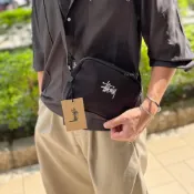 (店+)【STUSSY】STUSSY 刺繡 LOGO 帆布 側背包 斜背包 腰包 男女 休閒款