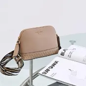 【Michael Kors】簡約LOGO鉚釘皮革寬背帶貝殼造型斜背包(駝色)