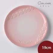 Le Creuset 蕾絲花恬系列圓盤 餐盤 陶瓷盤 點心盤 盛菜盤 19cm 貝殼粉  [美學生活]
