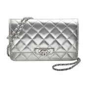 CHANEL 經典雙C LOGO菱格紋亮面漆皮WOC/斜背包(銀色)