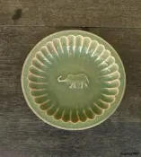 龍泉窯風格的菊瓣紋盤，瓷質，釉色溫潤，開片自然，底部有款，直