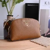 PRADA 金屬LOGO荔枝牛皮貝殼造型拉鍊萬用包/化妝包(焦糖棕)