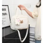 (店+)WDF.CO現貨｜2025韓版新款刺繡小熊手提包｜黑白2色手提斜背包｜附吊飾｜有拉鍊｜大容量｜可抽取衛生紙｜可保溫