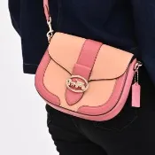 【COACH】專櫃款 金屬馬車LOGO撞色牛皮拼接斜背包馬鞍包(玫粉)
