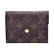 LV Louis Vuitton路易威登 M41938 Victorine系列經典Monogram原花三折暗釦短夾(紫紅)