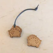 ( Alpine Days 原創商品 ) 檜樂小山豬 再生台灣檜木製吊飾 (擴香) + 磁鐵 兩入組