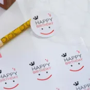 圓形笑臉生日快樂貼紙9枚/張 生日貼紙 笑臉款happy birthday生日快樂祝福貼紙 烘焙封口貼 禮品包裝袋裝飾貼