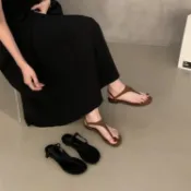 【24h發貨】平底夾趾人字一字涼鞋女2025夏季新款韓版法式複古絨麵晚風僊女沙灘度假粗跟軟底羅馬T字涼拖鞋女