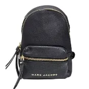 【MARC JACOBS】MJ專櫃款荔枝紋皮革印字LOGO前口袋設計雙拉鍊後背包(黑色/迷你款/贈原廠紙袋)
