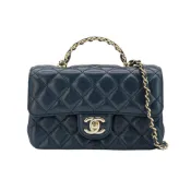 【BreezeOnline 微風精品線上】Chanel handle 菱格羊皮水鑽手把淡金鍊口蓋包-18cm(AS4140-深藍)