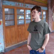 《自做自售》復古 T-shirt - 同志仍須努力（軍綠）　中性 男女皆宜 禮物推薦 台灣特色 台灣設計