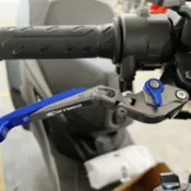 【源一商社】【超速改裝】適用 KOMCO 光陽 RomaGT 180 改裝 停車 功能煞車牛角 煞車手煞 車拉桿 配件