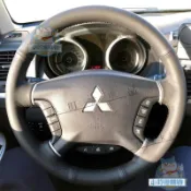 『車內裝升級』適用於三菱進口帕傑羅V93V97方向盤套真皮君閣把套手縫全包款專用『小叮噹車品』