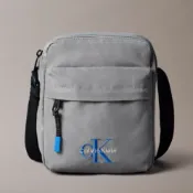 Calvin Klein 電繡LOGO記者包 輕便斜背包 輕量尼龍材質 側背包 斜背包 CK(現貨)