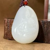 扬之觀音，22.28 g，脂白和闐玉作品，觀音，由姓色，脂粉感十足，浮雕工藝，自在飄逸，特超值，國家級工美大師陳華