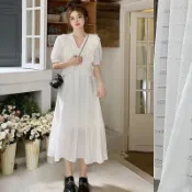 【胖悅穿搭】春夏薄款洋裝260斤大码女装连衣裙2023春新款木耳边褶皱感V领荷叶边性感遮肚裙渡假風洋裝 氣質顯瘦洋裝 夏