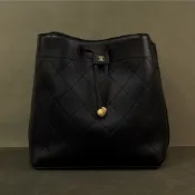 優買二手精品｜全新最新款‼️ CHANEL AS6584 31康朋新款黑皮革金扣水桶包｜水桶包 康朋包 斜背包 肩背包