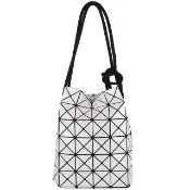 【ISSEY MIYAKE 三宅一生】BAOBAO 亮面方格6x6繩結側肩/斜背水桶包(白色)