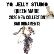 👑YQ JELLY STUDIO原創時尚手作品牌「瑪麗皇后」2026新款包掛孔雀藍金蔥色系14 K金手機吊飾禮盒