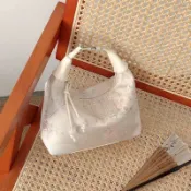 國風絲綢刺繡旗袍包包女 2025新款拉鏈式舒適單肩手提包 夏季復古小眾斜挎餃子包 新中式高級感時尚洋氣包包