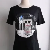 【KARL LAGERFELD 卡爾】老佛爺公仔太空水鑽圖案棉質短T恤(黑)