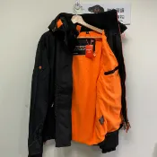 DryDog 跩狗嚴選 跩狗嚴選 極度乾燥 Superdry Arctic 男款風衣 刷毛保暖 外套 三排拉鍊 內口袋 防風夾克 黑橘 背後有線 WCT