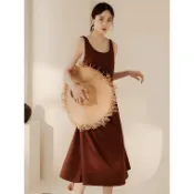 【OB嚴選】不易皺鈕釦吊帶大露背圓領無袖洋裝