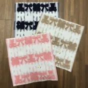 《熊與蝴蝶結》紗布無捻紗小方巾手帕。長寬約25x25。手感柔軟舒適。純棉吸水。外出攜帶方便。夏日必備、環保的好朋友。