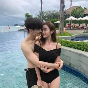 臺灣現貨泳裝 連身泳衣 時尚性感 遮肚顯瘦 海邊飯店渡假泡溫泉 平口露肩露鎖骨 超美 網紅款 Q35