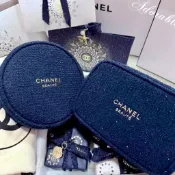 💕Adorable💕【CHANEL Beauté】香奈兒美妝聖誕限定贈品🎄璀璨星辰｜山茶花羊絨毛呢化妝包/圓餅收納包