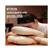 (店+)卡通貓咪 V 型午睡枕 透氣孔趴睡枕 辦公室午休趴枕 冰絲涼感靠枕 可插手多功能午休枕 辦公室午睡趴枕 透氣不悶熱 冰絲面料午休枕 可插手設計 教室桌面趴睡靠墊 可愛貓咪午睡趴枕 冰絲涼感