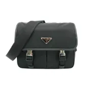 Prada Saffiano 再生尼龍銀三角logo雙扣斜背包-大(2VD769-黑)
