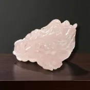 (店+)【尋寶家水晶】【FFR-2】｜粉晶咬錢三腳蟾蜍（手工雕刻）｜招財聚富・旺人緣・柔和開運