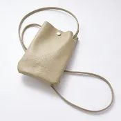 Pinkoi 代購 - 【日本製造】柔軟真皮荔枝紋皮革 斜背包 手機小包 手機袋【肩背帶長度隨意調整】灰褐色