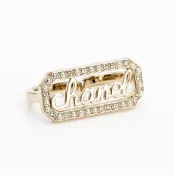 CHANEL香奈兒 雙C雙指戒指(淡金/小珍珠及水鑽邊框/純金色草寫文字logo)